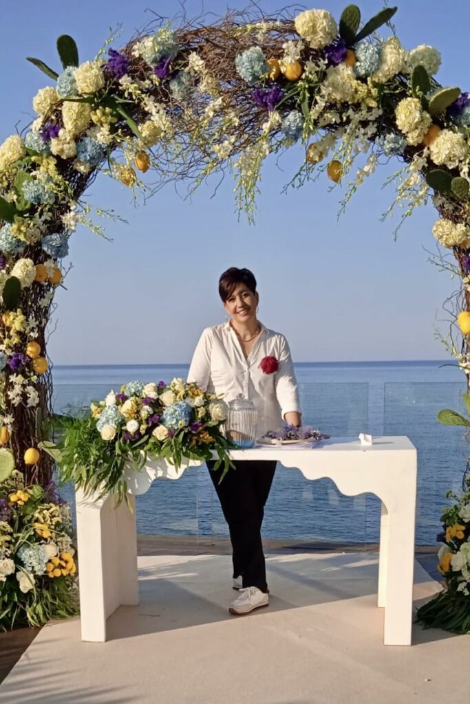 Arco floreale elegante allestito sulla spiaggia per un matrimonio in Sicilia, con vista sul mare e atmosfera romantica.