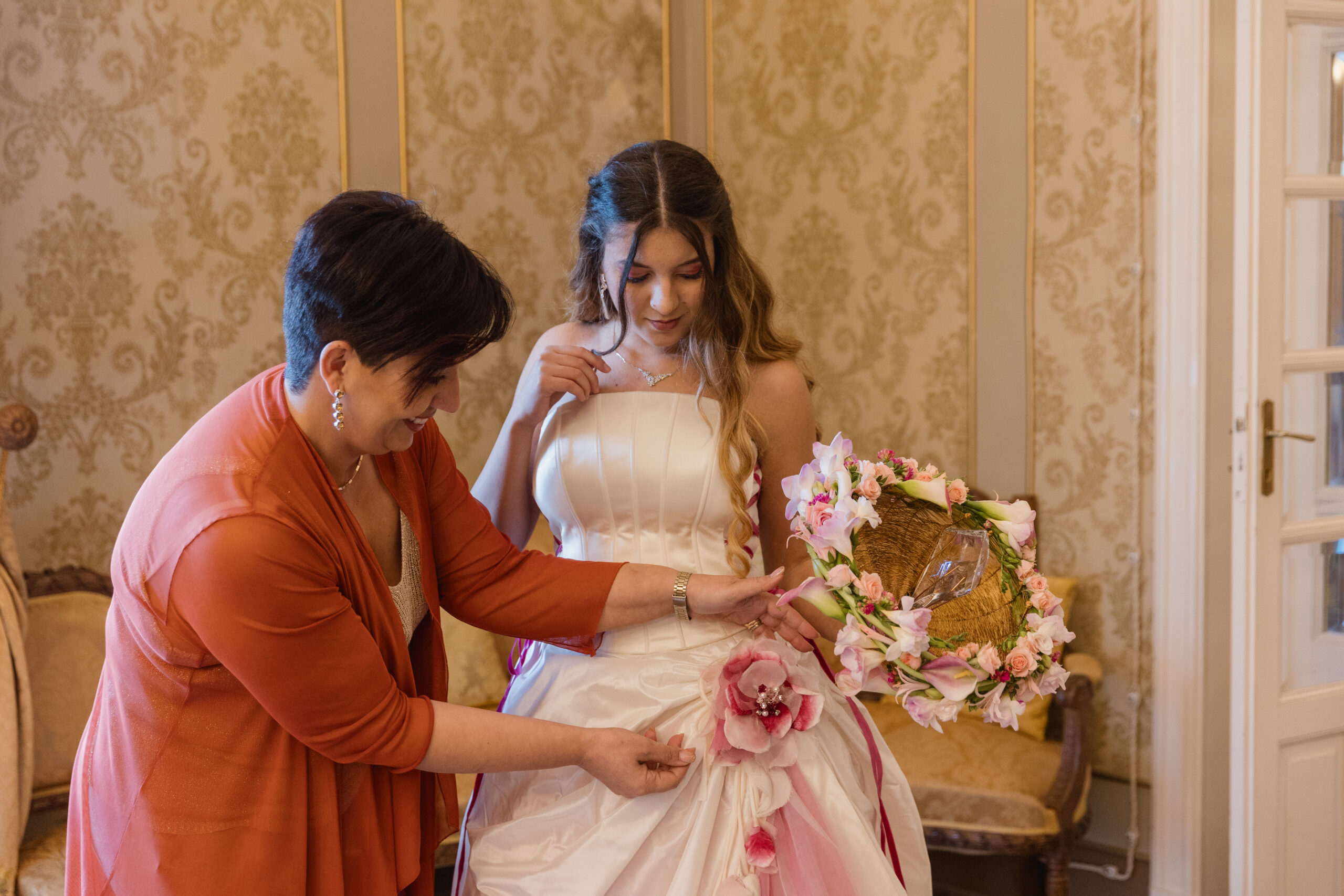 “Momento intimo tra sposa e wedding planner durante la vestizione del giorno delle nozze”