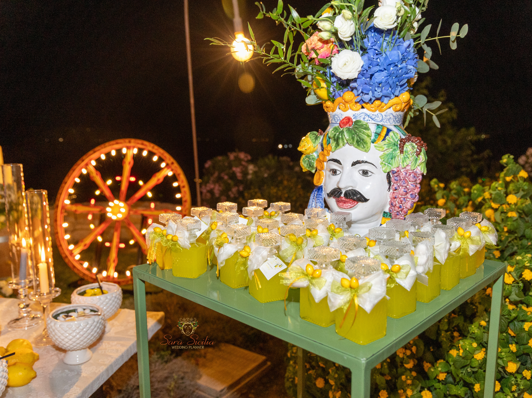 Wedding planner Sicilia – Dettaglio di teste di moro siciliane e bomboniere nell’allestimento con limoni