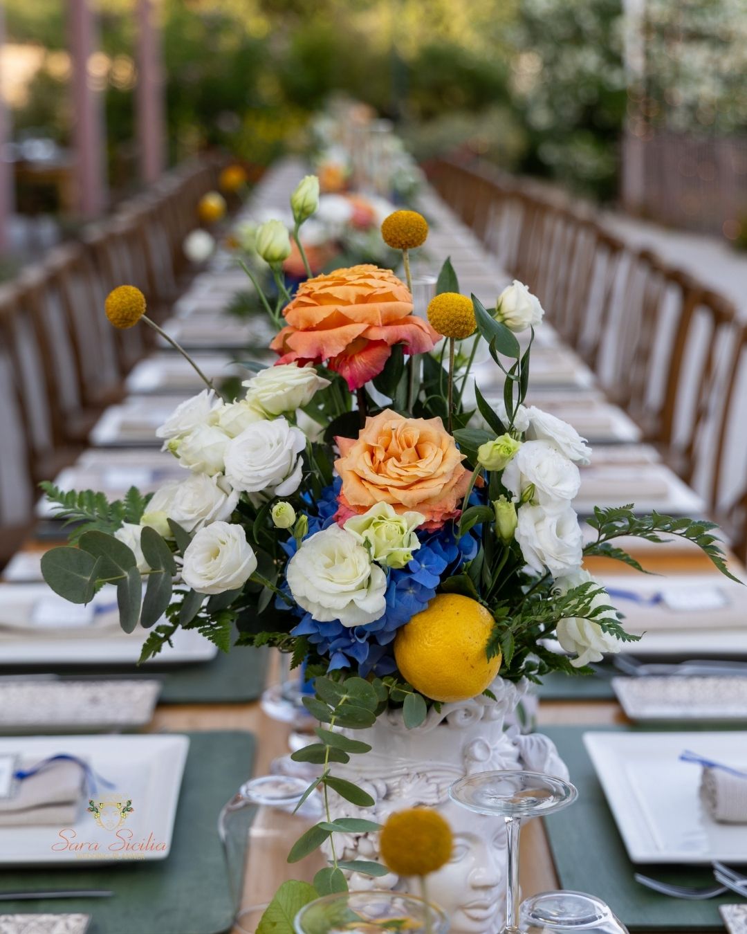 Matrimonio elegante Sicilia – Composizione di limoni e fiori bianchi come centrotavola