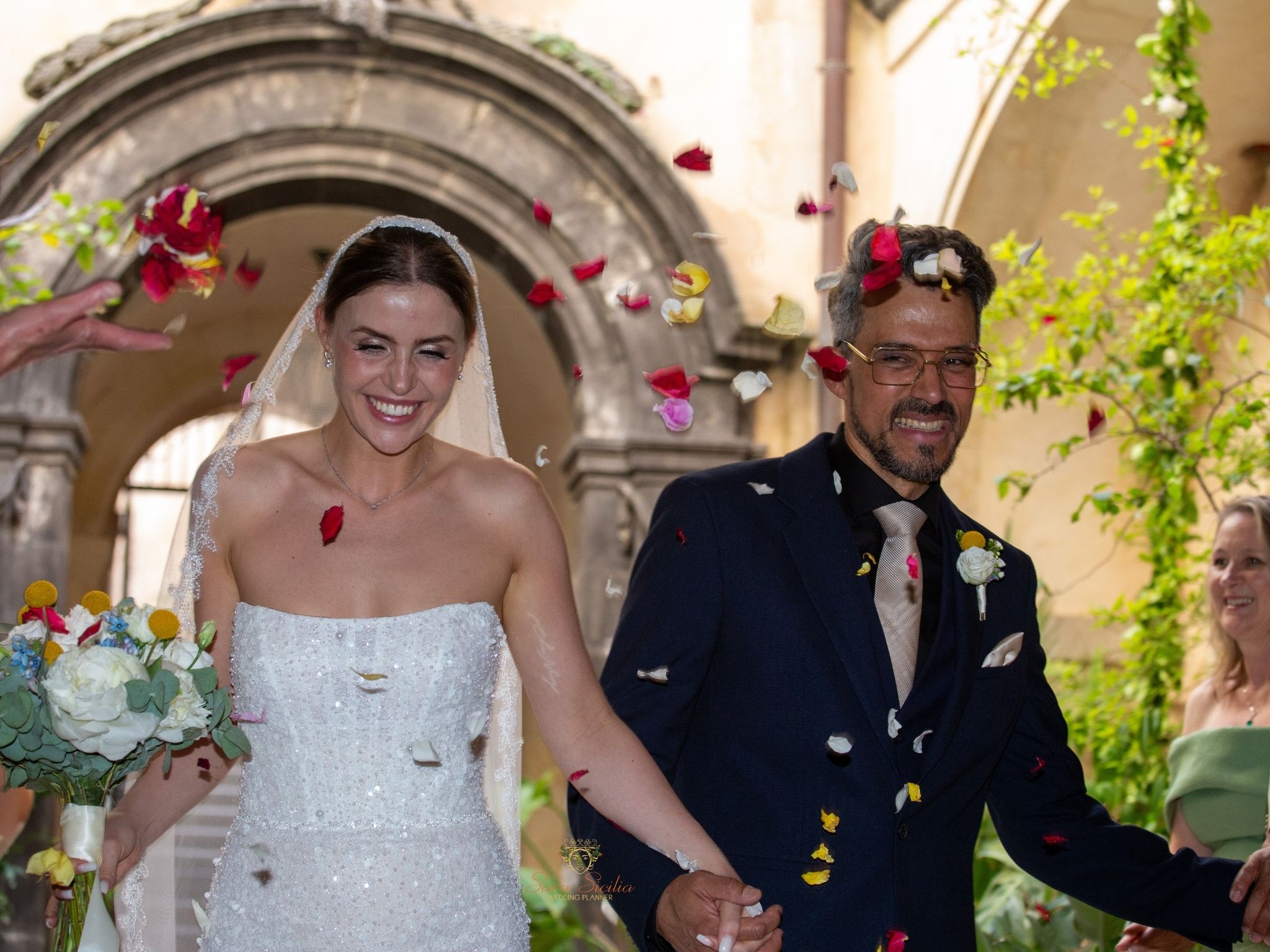 Sicilia destination wedding – Sposi in corte interna di palazzo nobiliare con lancio fiori