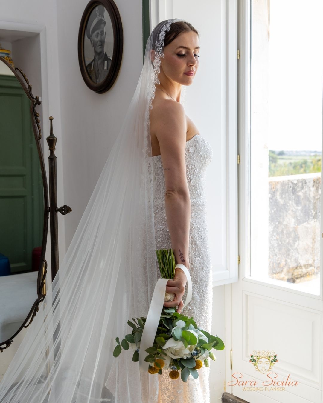 Sicilia destination wedding – Sposa con bouquet di fiori bianchi e peonie