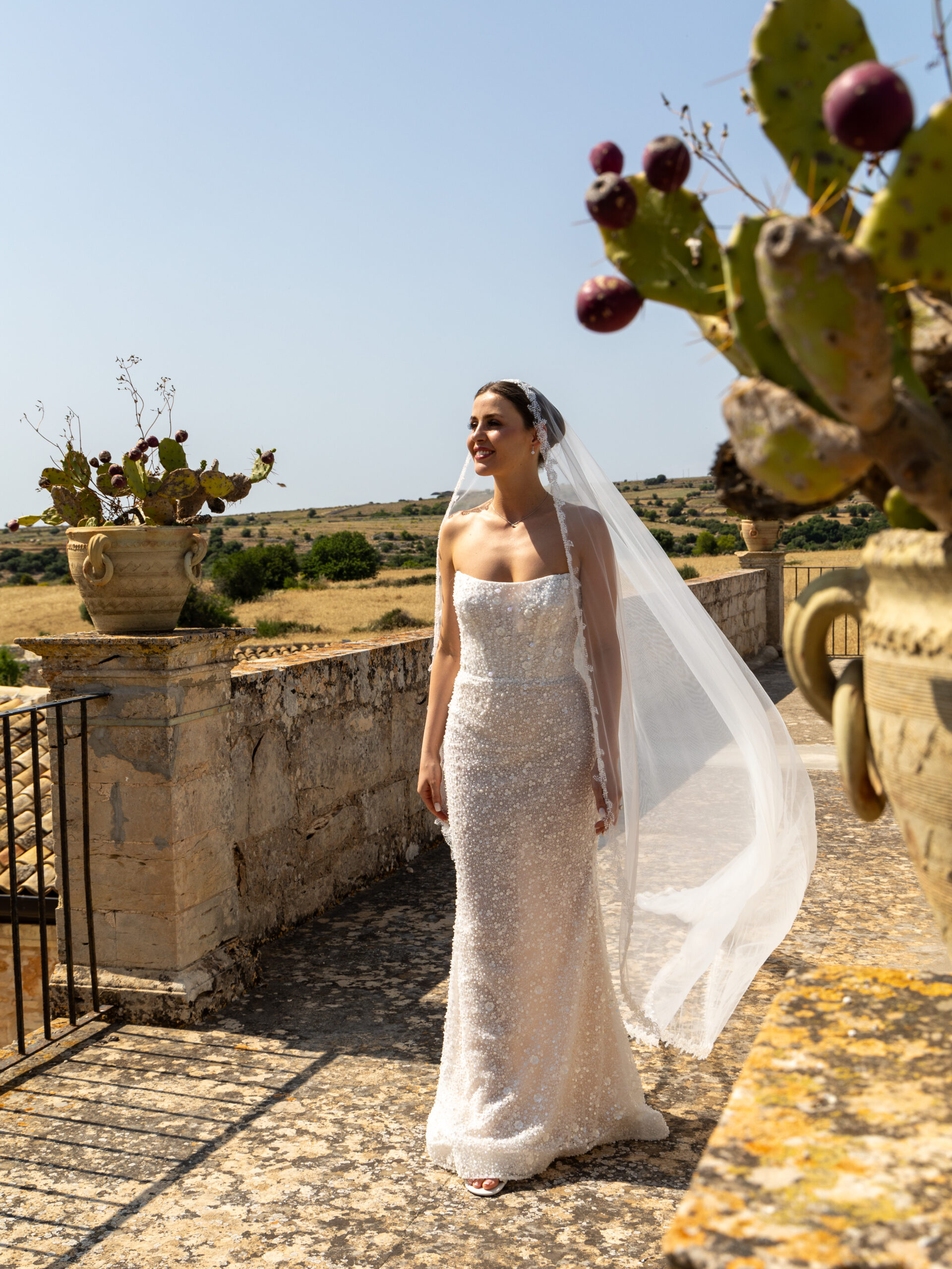 Wedding planner Sicilia – Sposa in abito boho chic su terrazza villa storica Ragusa