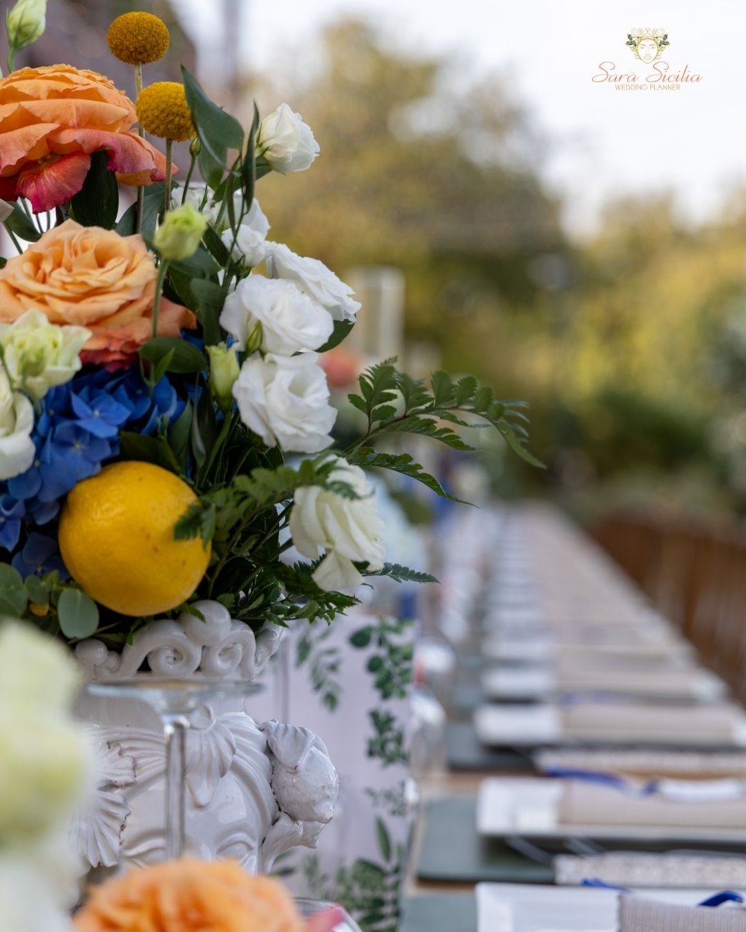 Matrimonio elegante Sicilia – Composizione di limoni e fiori bianchi come centrotavola