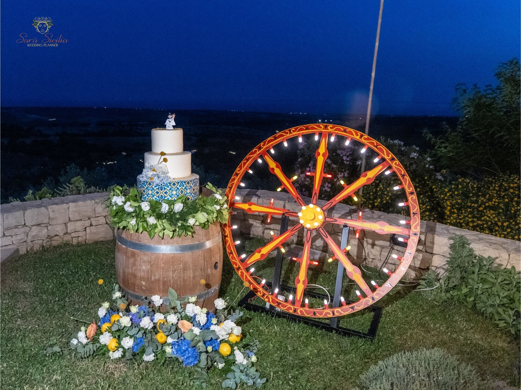 Sicilia destination wedding – Torta al tramonto su terrazza vista mare