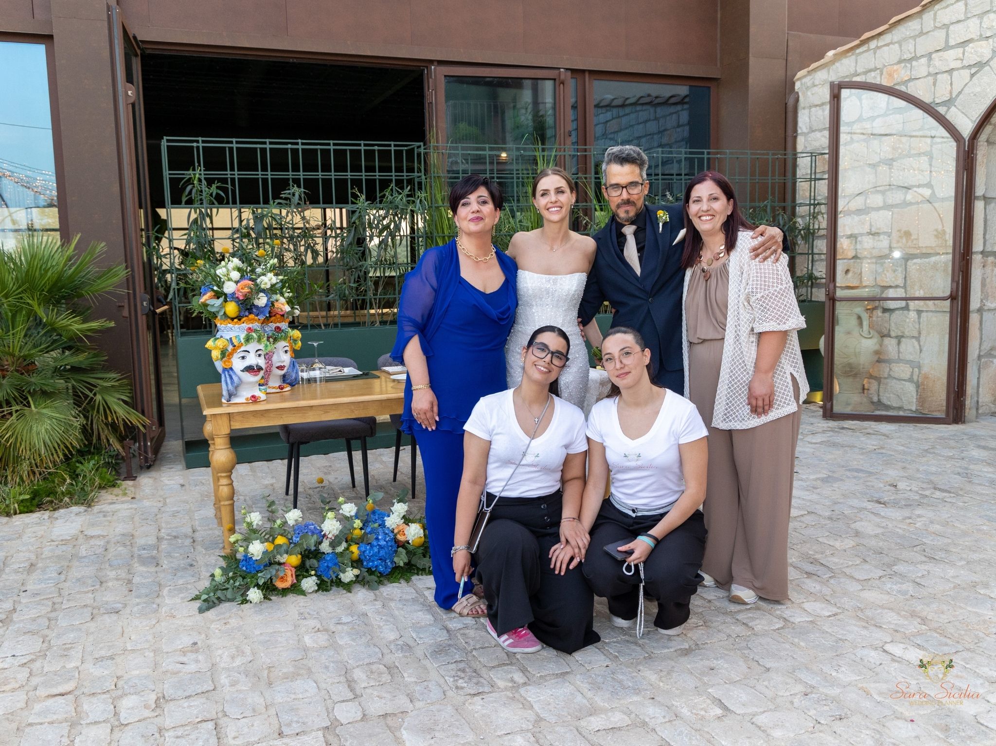 Matrimonio elegante Sicilia – La wedding planner accanto agli sposi al ricevimento