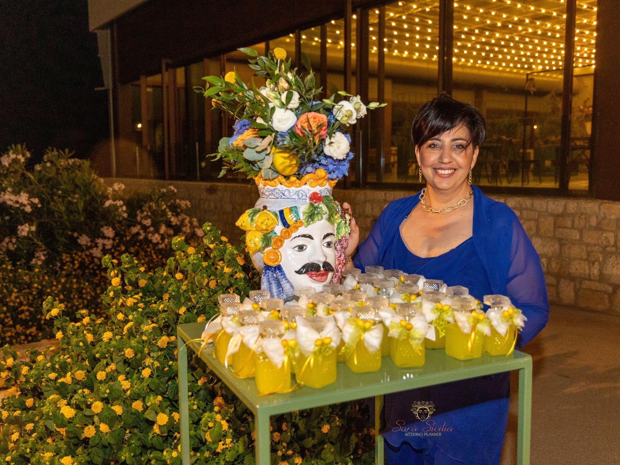 Wedding planner Sicilia – Sposi nella location del ricevimento a Ragusa con dettagli di teste di moro e bomboniere