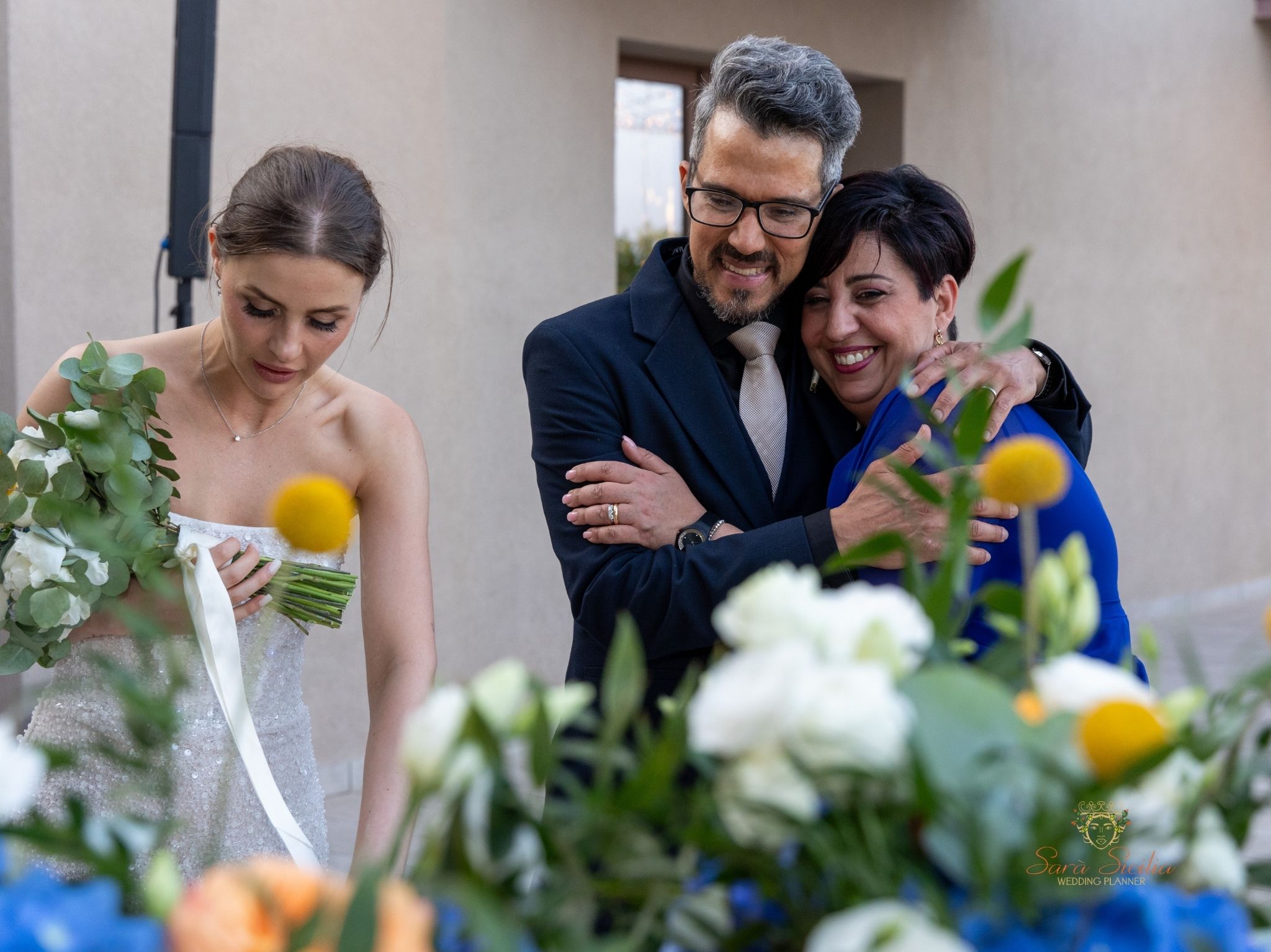 Matrimonio elegante Sicilia – La wedding planner accanto agli sposi al ricevimento
