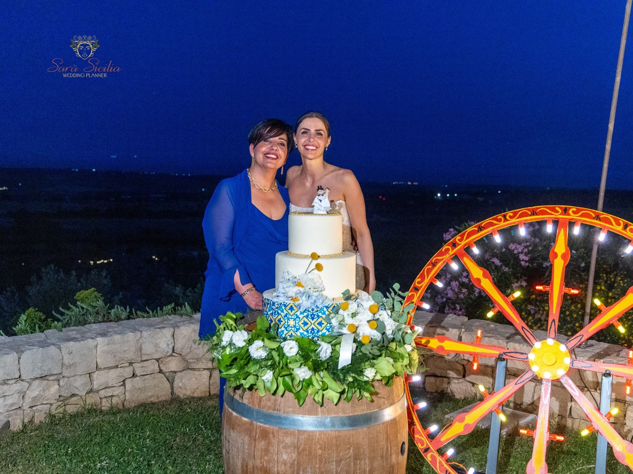 Matrimonio elegante Sicilia – La wedding planner accanto agli sposi al ricevimento