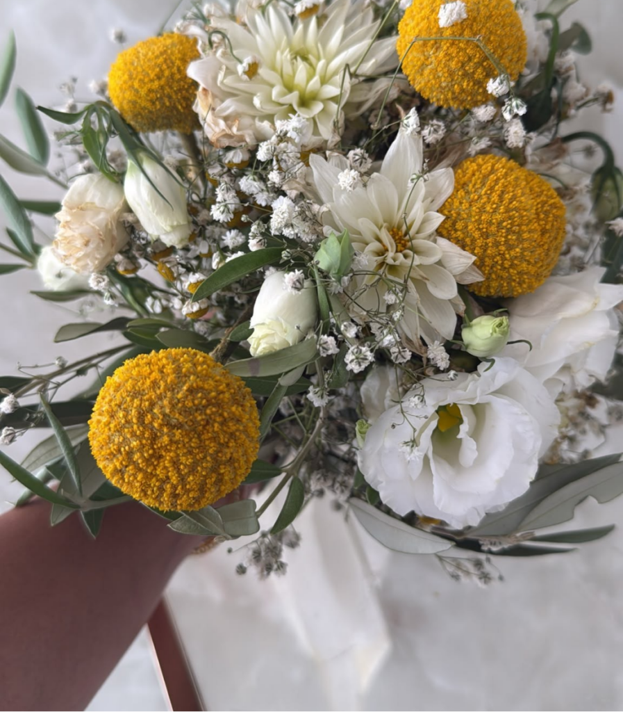 Bouquet da sposa di Aliénor con fiori di campo, camomilla e dalie