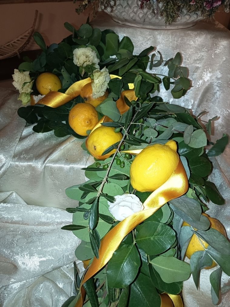 Ghirlanda decorativa con rami d’ulivo e limoni per un matrimonio in Sicilia